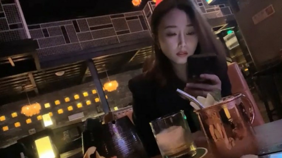 帅哥酒吧钓了个颜值超高的美女,带回酒店灌酒让她喝多趁机上了她。海报剧照